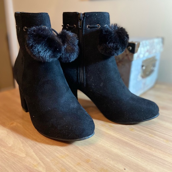 Booties with pompoms - Picture 6 of 6